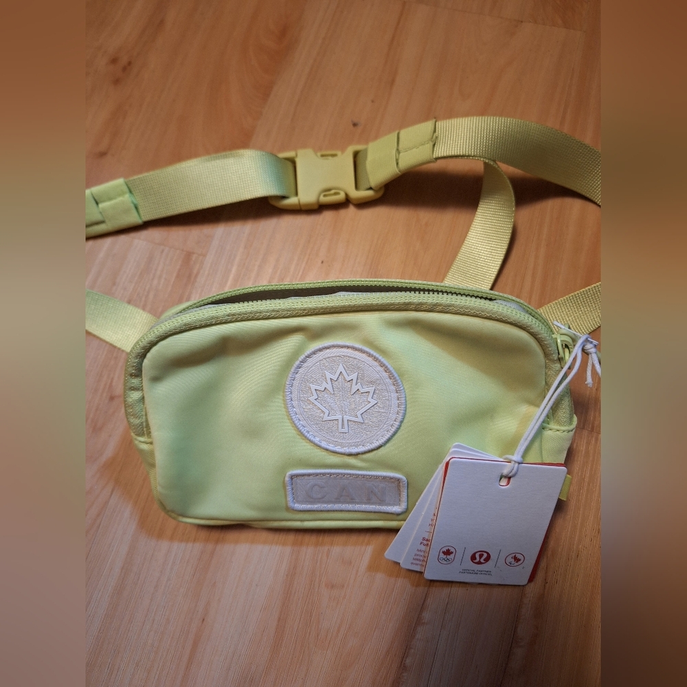 Lululemon belt bag "Canada"